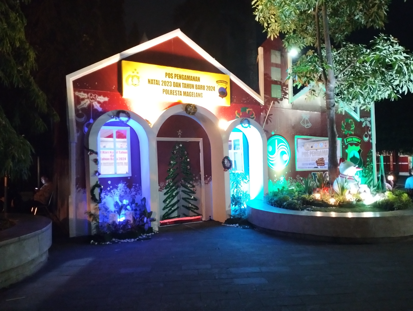 Tampak depan Pos Pengamanan Natal dan Tahun Baru Polresta Magelang dengan fasad hasil pembangunan oleh Vitruvian Indonesia.