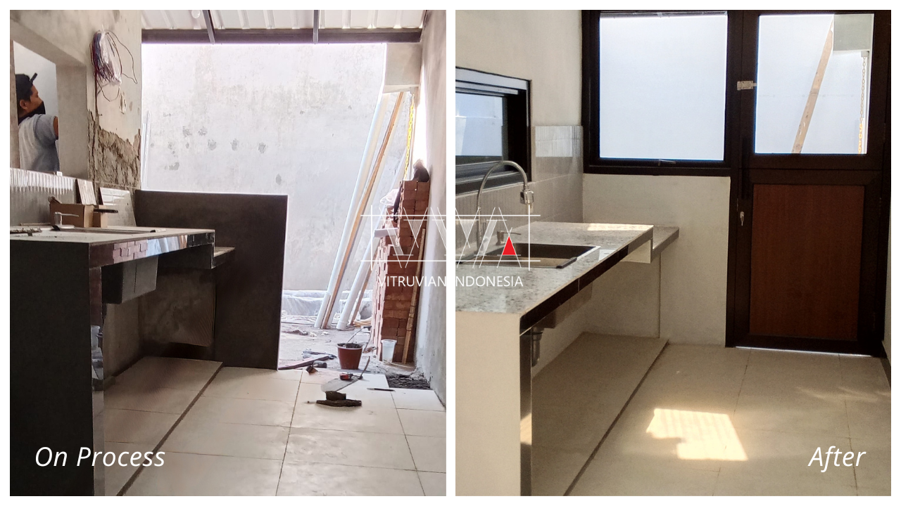 Dapur rumah setelah renovasi di Sukoharjo dengan pintu dan jendela untuk meningkatkan sirkulasi udara dan pencahayaan.