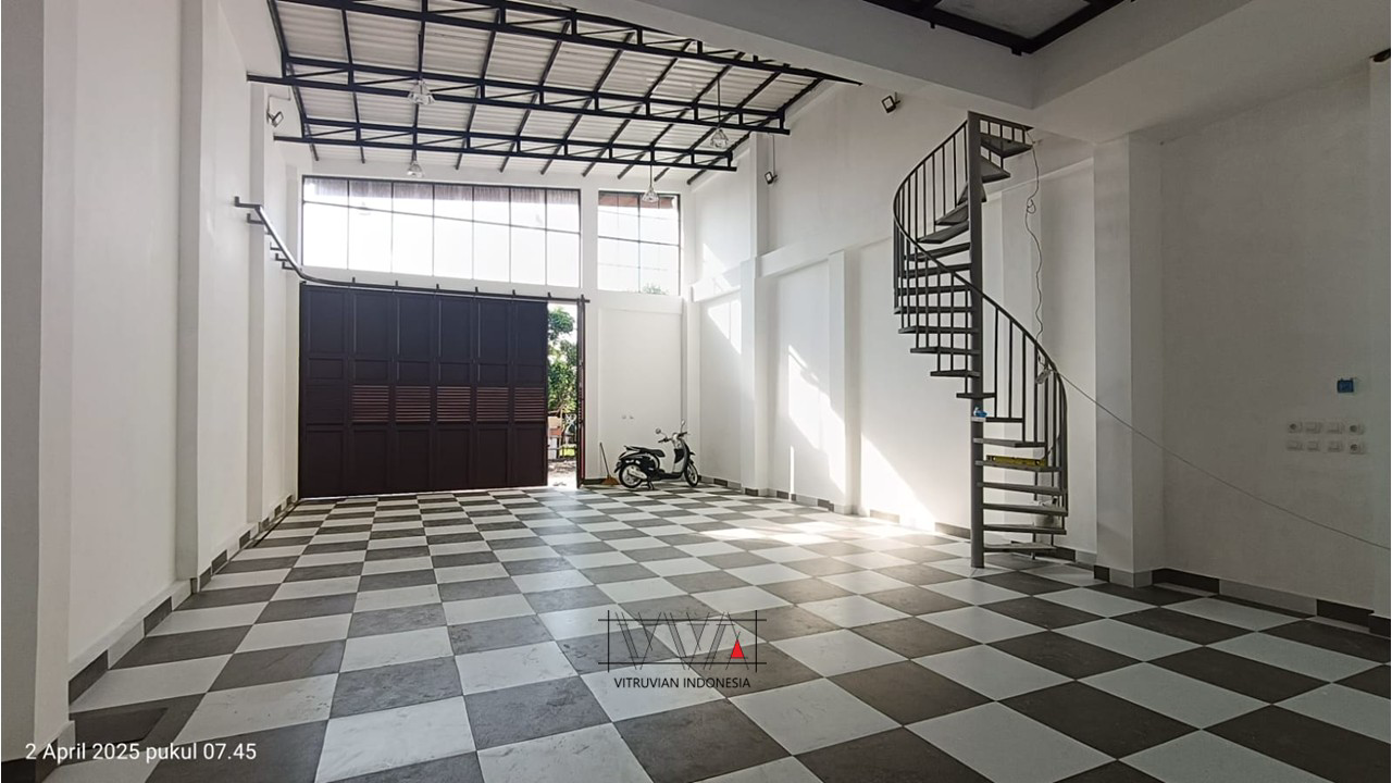 Interior garasi 9 mobil dengan lantai pola papan catur dan pencahayaan alami dari kaca serta Solartuff transparan.